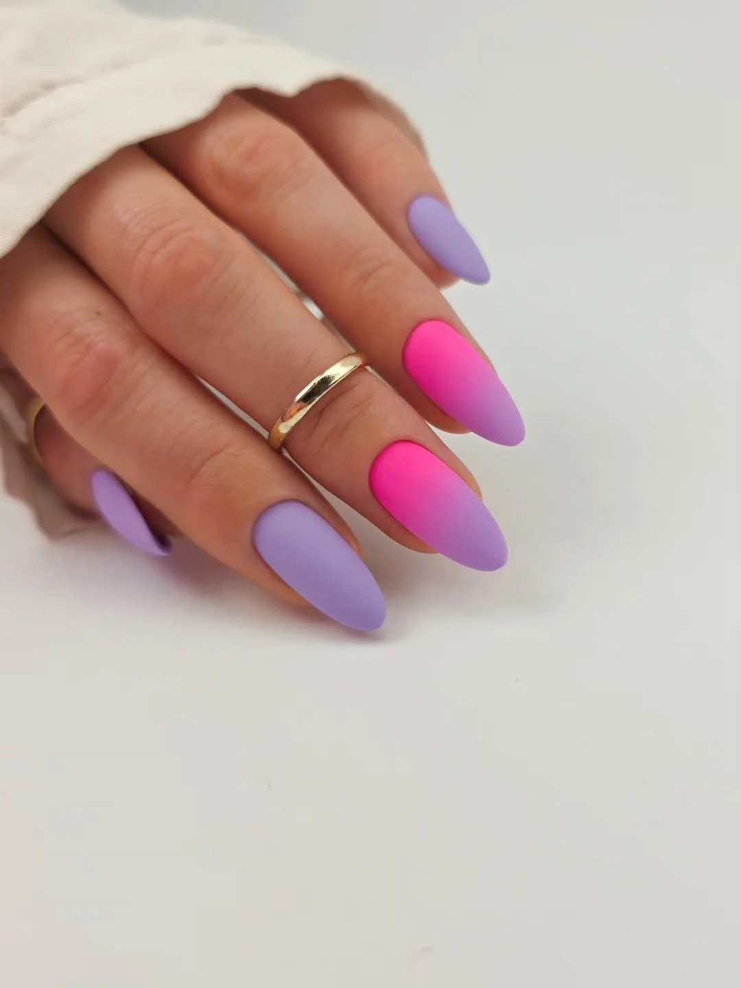 Summer Ombre Nails 2026:  Dreamy Gradient Nail Ideas to Copy This Season